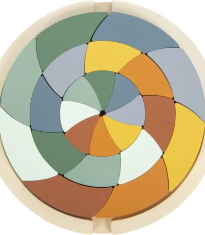 arázsolja el gyermekét ezzel a gyönyörű, pasztell árnyalatú, fából készült kreatív kirakóval! Ez a különleges, spirális mintázatú fa puzzle nem csupán egy egyszerű kirakó, hanem egy valódi nyílt végű (open-ended) játék, amely éveken át elkíséri a kicsiket a fejlődés útján.